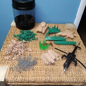 Amy Men Playset with Container 99pcs True Heroes Toys R Us Vintage